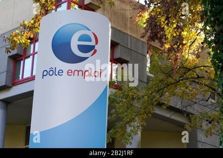 Bordeaux, Aquitanien / Frankreich - 11 07 2019 : Logo des Pole-Emploi-Zeichens außerhalb eines Regierungsbüros französisch Stockfoto