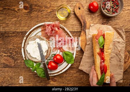 Spanisches Frühstück, Draufsicht. Toast oder Sandwich mit Jamon, Käse und Tomatensauce Stockfoto