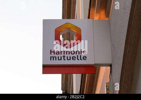 Bordeaux, Aquitanien/Frankreich - 01 15 2020: Harmonie Mutuelle unterzeichnen Bürologo French Mutual Stockfoto