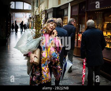 Frau mit Blumen in Burlington Arcade, London Stockfoto