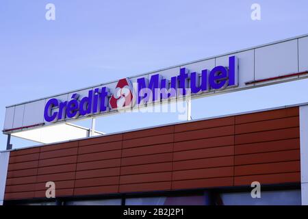 Bordeaux, Aquitanien/Frankreich - 01 24 2020: Credit Mutuel Zeichen Logo Bankagentur Fassade in Straßenmarkenbeschilderung Stockfoto