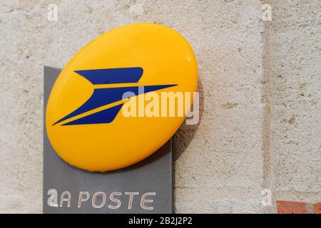 Bordeaux, Aquitanien/Frankreich - 01 15 2020: La poste gelbes französisches Postlogo auf der Fassade des Gebäudes Stockfoto