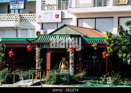 Paphos Zypern 29. Februar 2020 Blick auf eine Fassade eines Ladens in den Straßen von Paphos am Nachmittag Stockfoto