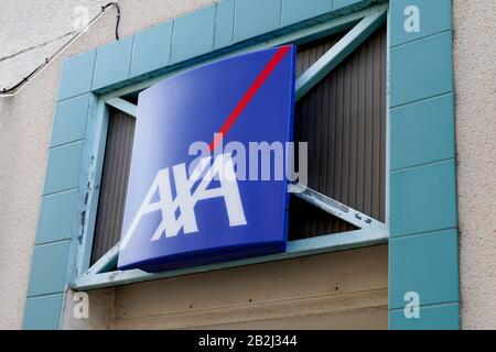 Bordeaux, Aquitanien/Frankreich - 02 15 2020: axa-Logo blaues Schild französisches multinationales Versicherungsbüro Stockfoto