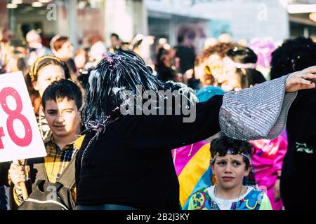 Paphos Zypern März 01, 2020 Ansicht von nicht identifizierten Menschen, die am Nachmittag am Paphos Karneval teilnehmen Stockfoto