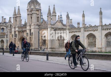 Ein Mann, der eine Gesichtsmaske trägt, geht am King's College in Cambridge vorbei, wie Premierminister Boris Johnson den Aktionsplan der Regierung für Coronavirus ankündigt. Stockfoto