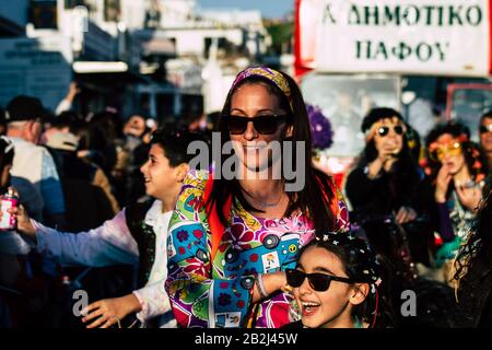 Paphos Zypern März 01, 2020 Ansicht von nicht identifizierten Menschen, die am Nachmittag am Paphos Karneval teilnehmen Stockfoto