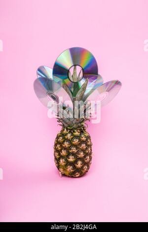 Pinke Ananas auf pinkfarbenem Hintergrund mit Scheiben. Abstrakte Ananas im minimalistischen Stil. Stockfoto