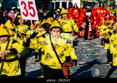 Paphos Zypern März 01, 2020 Ansicht von nicht identifizierten Menschen, die am Nachmittag am Paphos Karneval teilnehmen Stockfoto