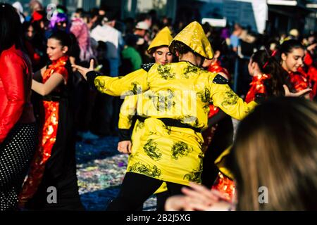 Paphos Zypern März 01, 2020 Ansicht von nicht identifizierten Menschen, die am Nachmittag am Paphos Karneval teilnehmen Stockfoto