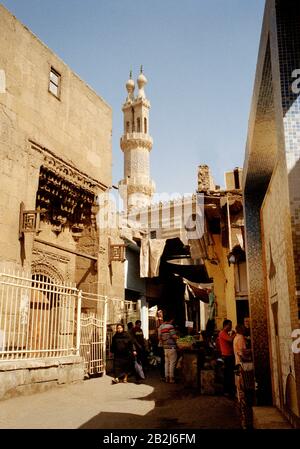 Reisefotografie - Street-Szene mit Al Azhar-Minaretten im islamischen Kairoer Stadtteil der Stadt Kairo in Ägypten im Nahen Osten Nordafrikas Stockfoto