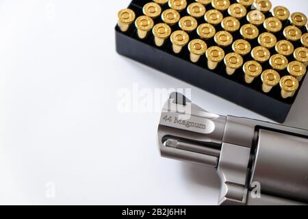 .44 Magnum Revolver Pistole mit Bullet auf weißem Hintergrund, Kriminalität Konzept Stockfoto