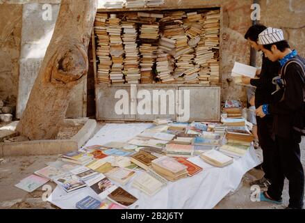 Reisefotografie - Laden der islamischen Straßenbibliothek im Al Azhar-Gebiet des islamischen Kairoer Distrikts in Kairo in Ägypten in Nordafrika im Nahen Osten Stockfoto