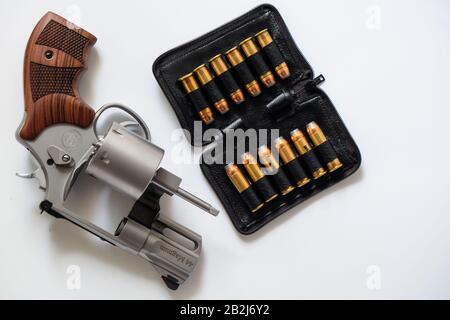 .44 Magnum Revolver Pistole mit Bullet auf weißem Hintergrund, Kriminalität Konzept Stockfoto