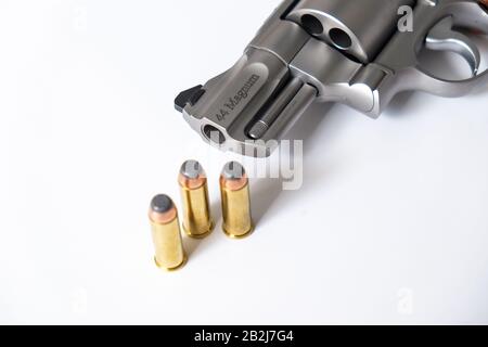 .44 Magnum Revolver Pistole mit Bullet auf weißem Hintergrund, Kriminalität Konzept Stockfoto