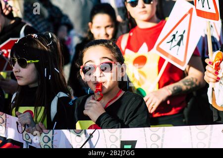 Paphos Zypern März 01, 2020 Ansicht von nicht identifizierten Menschen, die am Nachmittag am Paphos Karneval teilnehmen Stockfoto