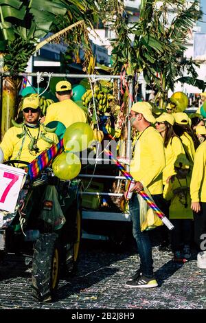 Paphos Zypern März 01, 2020 Ansicht von nicht identifizierten Menschen, die am Nachmittag am Paphos Karneval teilnehmen Stockfoto