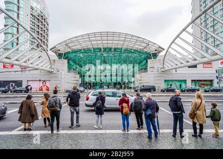 Das Einkaufszentrum Vasco da Gama ist eines der größten in Lissabon mit einer Reihe von multinationalen, Designer- oder Markengeschäften, die in einem Brunnen ansässig sind Stockfoto
