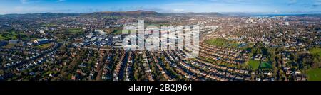 Luftbild über Belfast mit Blick nach Westen in Richtung Lisburn und Boucher Road. Stockfoto