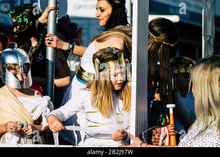 Paphos Zypern März 01, 2020 Ansicht von nicht identifizierten Menschen, die am Nachmittag am Paphos Karneval teilnehmen Stockfoto