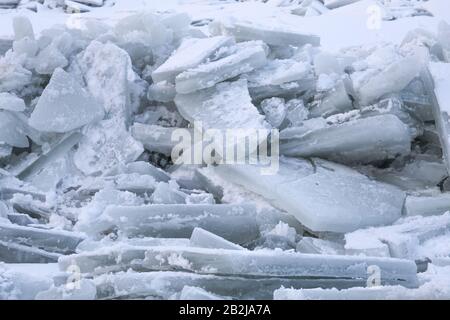 Eisberg an der gefrorenen Donau bei Belgrad, Zemun, Serbien Stockfoto