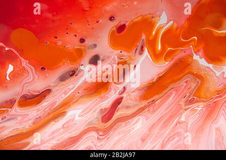 Abstraktes Acrylgemälde in Rot und Weiß, das Bewegung repräsentiert Stockfoto