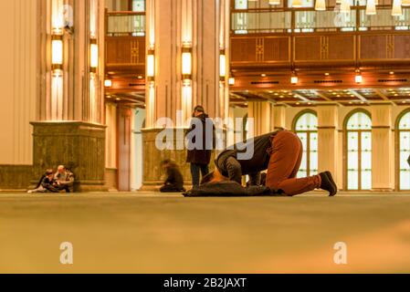 Ankara/Türkei - 29. Februar 2020: Muslime beten durch Sujood (Prostration) in einer Moschee. Stockfoto