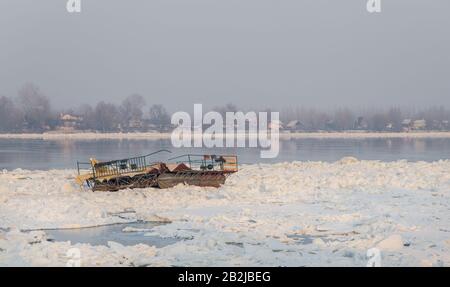 Blick auf die gefrorene Donau mit vielen Eiswürfelen rund um den Teil des Holzhauses, Belgrad Serbien Stockfoto