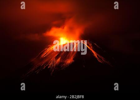 Tungurahua Volcano Exploding In Der Nacht Vom 30. 11. 2011 Ecuador Schoss Mit Canon EOS 5D Mark Ii Aus Roher Winziger Rauschdarstellung Bei Fu Stockfoto