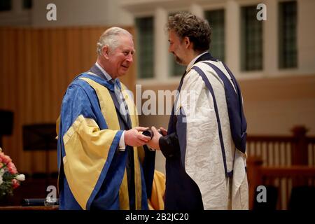 Der Prince of Wales Charles überreicht dem deutschen Operetten-Tenor Jonas-Kaufmann einen Ehren-Doktor-Musikpreis an den jährlichen Auszeichnungen des Royal College of Music in London. PA Foto. Bilddatum: Dienstag, 3. März 2020. Siehe PA Story ROYAL Charles. Der Fotowredit sollte lauten: Matt Dunham/PA Wire Stockfoto