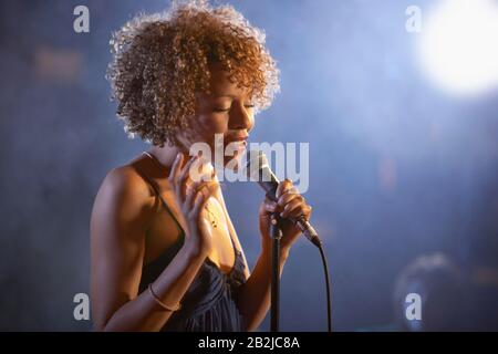 Jazzsänger auf Bühnenporträt Stockfoto