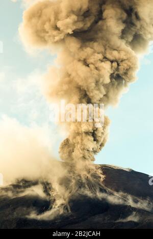 Tungurahua Vulcan Smoky 29 11 2010 Ecuador Südamerika 16 Uhr Ortszeit Stockfoto