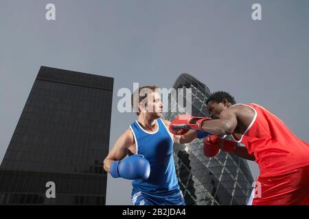 Zwei Boxer, die unter den Innenstadtgebäuden kämpfen, mit Blick auf London England Stockfoto