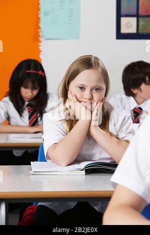 Portrait des Mädchens (10-12) mit Down-Syndrom im Klassenzimmer Stockfoto
