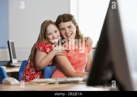 Porträt zweier Mädchen (10-12) im Computerlabor Stockfoto