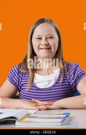 Portrait des Mädchens (10-12) mit Down-Syndrom im Klassenzimmer Stockfoto