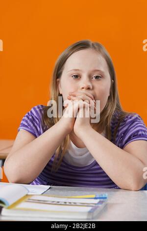 Portrait des Mädchens (10-12) mit Down-Syndrom im Klassenzimmer Stockfoto