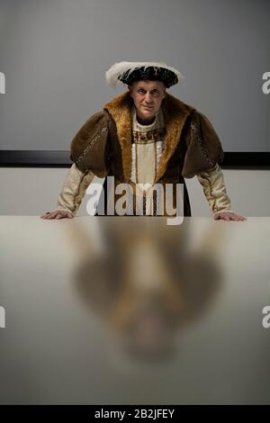 König Heinrich VIII. Steht am Tisch im Konferenzraum Stockfoto
