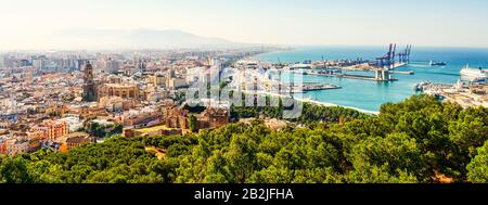 Panoramablick Auf Die Stadt Málaga Mit Der Festung Alcazaba Im Vordergrund Und Die Kathedrale San Juan Batista Stockfoto