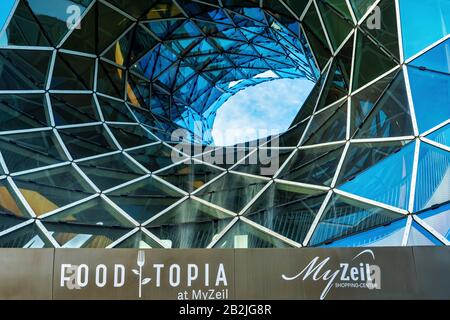 Frankfurt, 01.03.2020: MyZeil, ein modernes Einkaufszentrum im Zentrum Frankfurts, Entworfen vom italienischen Architekten Massimiliano Fuksas Stockfoto