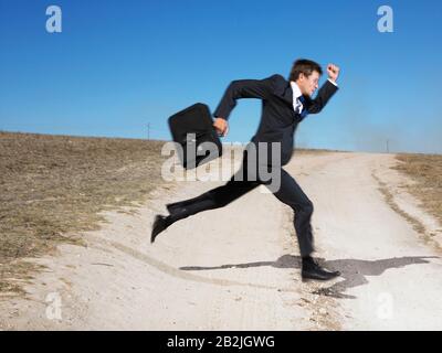 Mann, der über die Straße läuft Stockfoto