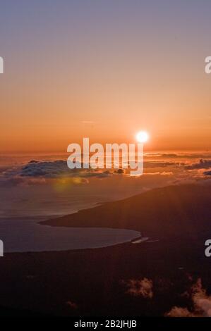 Beobachten Sie den Sonnenuntergang von über den Wolken. Gipfel Von Haleakala. Haleakala-Nationalpark. Maui, Hawaii Stockfoto