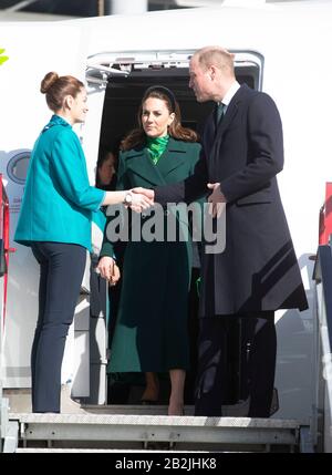 Der Herzog und die Herzogin von Cambridge gehen die Stufen des Flugzeugs hinunter, während sie vor ihrem dreitägigen Besuch in der Republik Irland am internationalen Flughafen von Dublin ankommen. Stockfoto