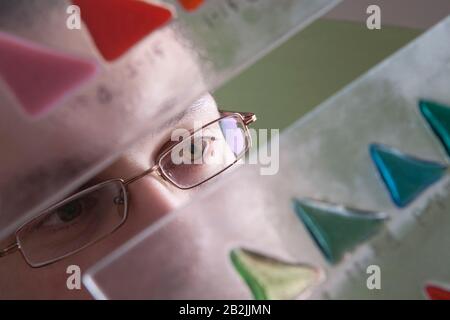 Handwerker treffen eine visuelle Auswahl Stockfoto