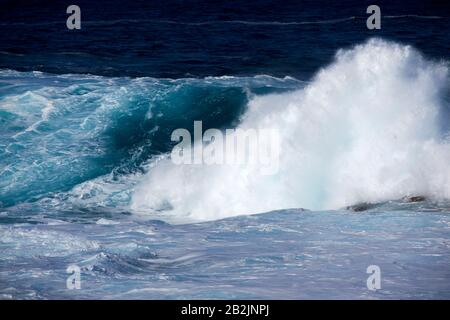 Wellen, die im Meer vor der Küste der kanarischen Inseln Spaniens von Lanzarote abstürzen Stockfoto