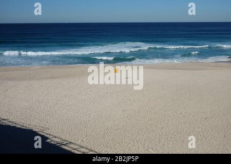 Tamarama Beach an einem perfekten sonnigen Tag, Sand, Fußabdrücke, das Blau des Ozeans und ein klarer blauer Himmel darüber, Strandlandschaft, Sydney, Australien Stockfoto