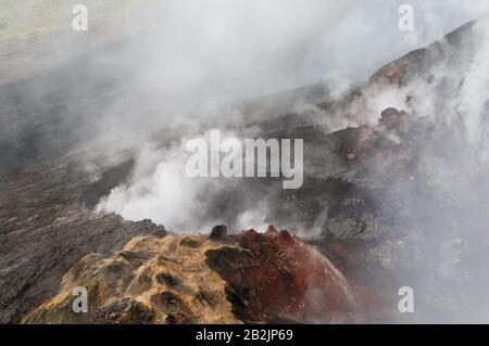 Fliegen Sie über die rauchenden Felder der hawaiianischen Insel und den Kilauea-Krater Stockfoto