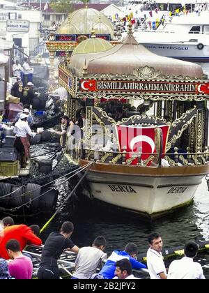 FISCH-SANDWICH-BOOTE, balık ekmek(Fischbrot) Galata-Brücke, Istanbul, Türkei Die Schließung der letzten drei balık ekmek-Boote im November 2019 auf der Golde Stockfoto