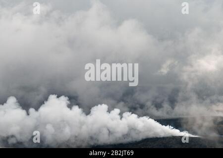 Luftaufnahmen von rauchenden Lavafeldern von Big Island, Hawaii Stockfoto