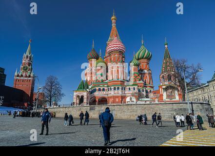 Moskau/Russland; 9. März 2018: St. Basil orthodoxe Kathedrale, mit Menschen rund, Sonnenlicht und blauem Himmel, Moskau, Russland Stockfoto